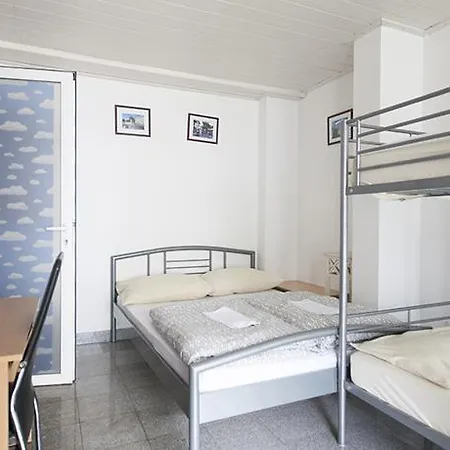24/2 Hostel